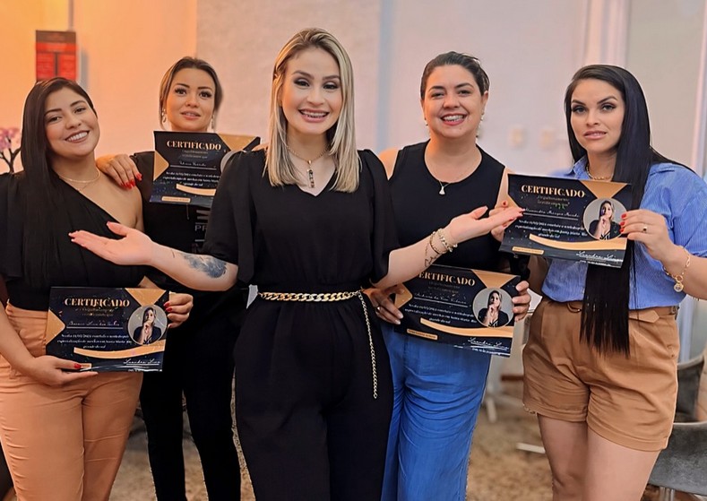 Luandra Lima com alunas